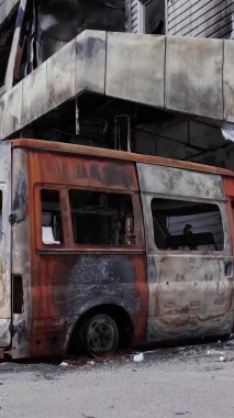 Bu stok dikey video, Bucha 'da yıkılan bir alışveriş merkezi binasını gösteriyor.