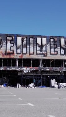 Bu stok dikey video, Bucha 'da yıkılan bir alışveriş merkezi binasını gösteriyor.