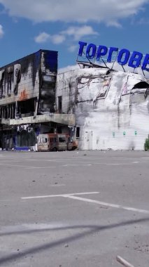 Bu stok dikey video, Bucha 'da yıkılan bir alışveriş merkezi binasını gösteriyor.