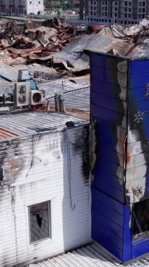 Bu stok dikey video, Bucha 'da yıkılan bir alışveriş merkezi binasını gösteriyor.