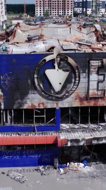 Bu stok dikey video, Bucha 'da yıkılan bir alışveriş merkezi binasını gösteriyor.
