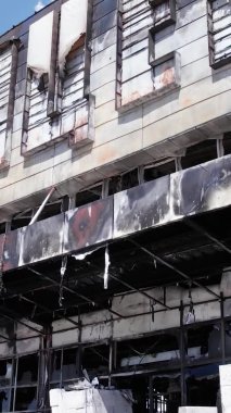 Bu stok dikey video, Bucha 'da yıkılan bir alışveriş merkezi binasını gösteriyor.