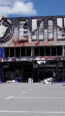 Bu stok dikey video, Bucha 'da yıkılan bir alışveriş merkezi binasını gösteriyor.