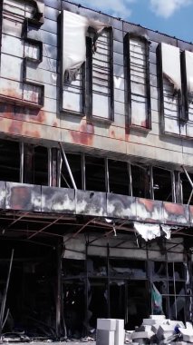 Bu stok dikey video, Bucha 'da yıkılan bir alışveriş merkezi binasını gösteriyor.