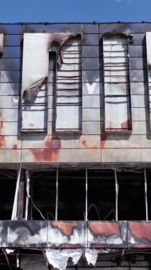 Bu stok dikey video, Bucha 'da yıkılan bir alışveriş merkezi binasını gösteriyor.