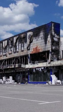 Bu stok dikey video, Bucha 'da yıkılan bir alışveriş merkezi binasını gösteriyor.