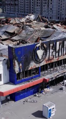 Bu stok dikey video, Bucha 'da yıkılan bir alışveriş merkezi binasını gösteriyor.