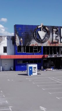 Bu stok dikey video, Bucha 'da yıkılan bir alışveriş merkezi binasını gösteriyor.