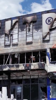 Bu stok dikey video, Bucha 'da yıkılan bir alışveriş merkezi binasını gösteriyor.