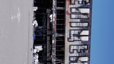 Bu stok dikey video, Bucha 'da yıkılan bir alışveriş merkezi binasını gösteriyor.