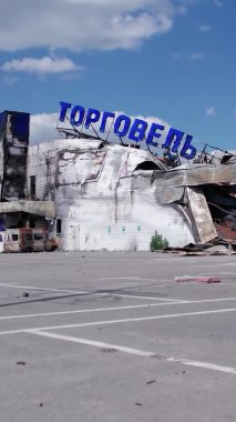 Bu stok dikey video, Bucha 'da yıkılan bir alışveriş merkezi binasını gösteriyor.