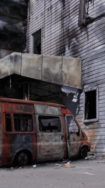 Bu stok dikey video, Bucha 'da yıkılan bir alışveriş merkezi binasını gösteriyor.