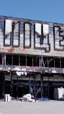 Bu stok dikey video, Bucha 'da yıkılan bir alışveriş merkezi binasını gösteriyor.