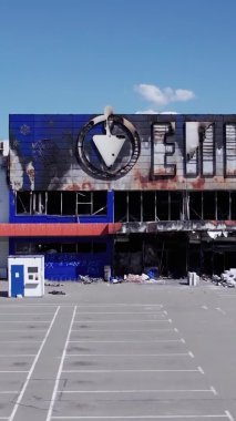 Bu stok dikey video, Bucha 'da yıkılan bir alışveriş merkezi binasını gösteriyor.