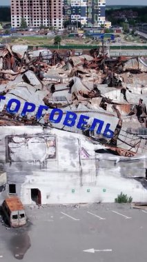 Bu stok dikey video, Bucha 'da yıkılan bir alışveriş merkezi binasını gösteriyor.