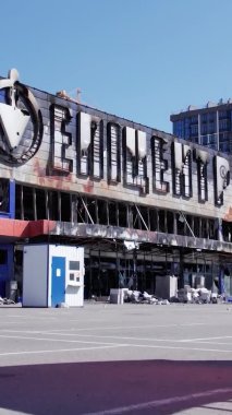 Bu stok dikey video, Bucha 'da yıkılan bir alışveriş merkezi binasını gösteriyor.