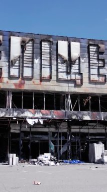 Bu stok dikey video, Bucha 'da yıkılan bir alışveriş merkezi binasını gösteriyor.