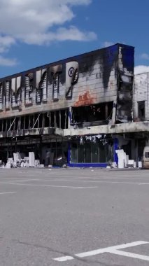 Bu stok dikey video, Bucha 'da yıkılan bir alışveriş merkezi binasını gösteriyor.