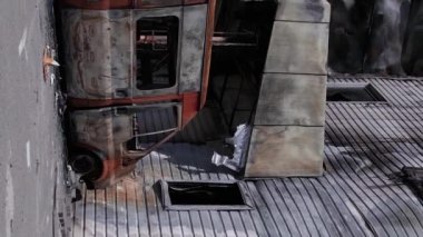 Bu stok dikey video, Bucha 'da yıkılan bir alışveriş merkezi binasını gösteriyor.