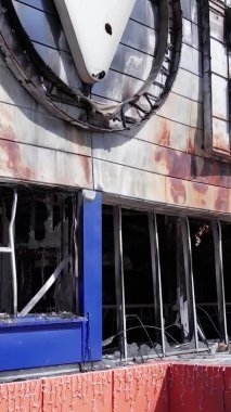 Bu stok dikey video, Bucha 'da yıkılan bir alışveriş merkezi binasını gösteriyor.