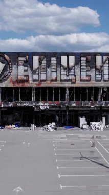 Bu stok dikey video, Bucha 'da yıkılan bir alışveriş merkezi binasını gösteriyor.