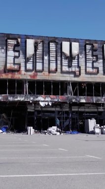 Bu stok dikey video, Bucha 'da yıkılan bir alışveriş merkezi binasını gösteriyor.