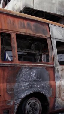 Bu stok dikey video, Bucha 'da yıkılan bir alışveriş merkezi binasını gösteriyor.