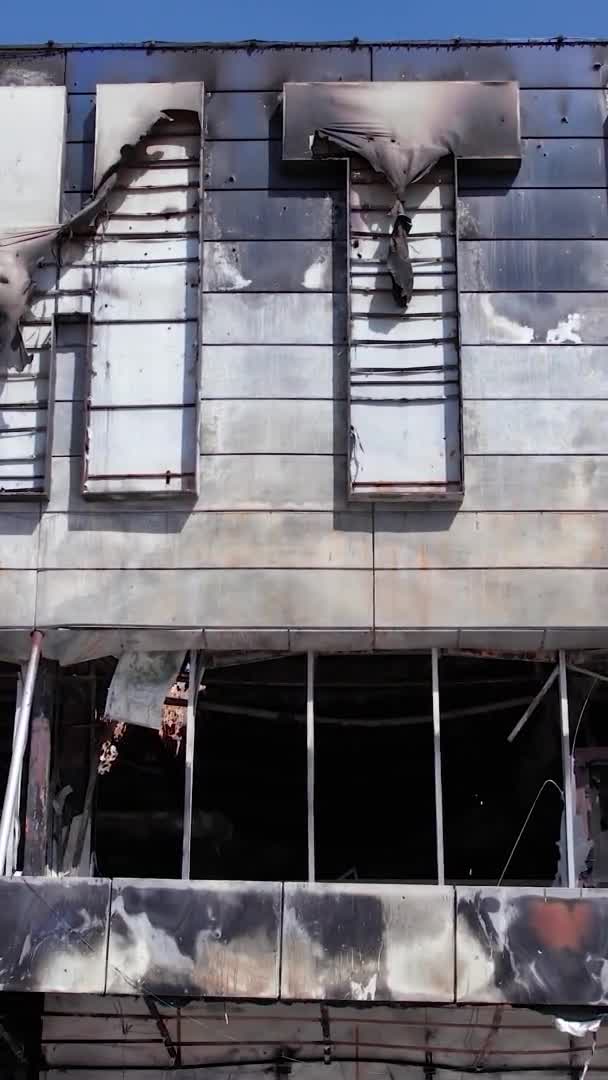 Stock Vertical Video Shows Destroyed Building Shopping Center Bucha — 图库视频影像