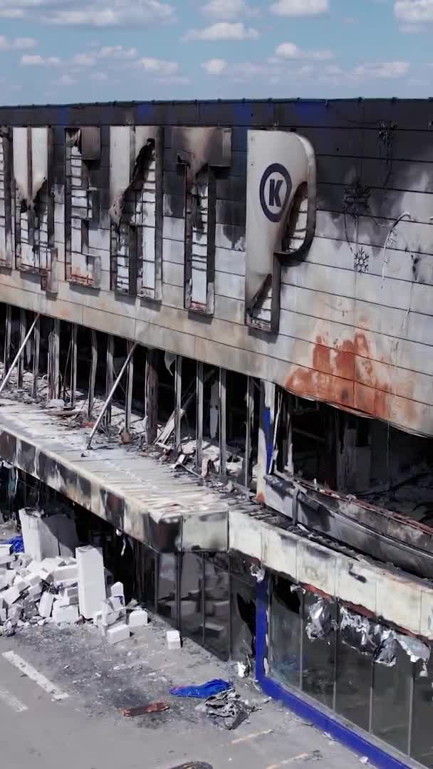 Stock Vertical Video Shows Destroyed Building Shopping Center Bucha — Stockvideo