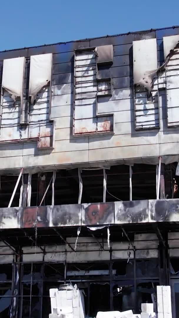 Вертикальному Відеоролику Зображено Зруйнований Будинок Торгового Центру Бучі — стокове відео