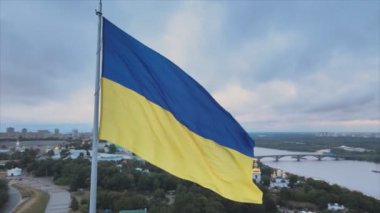 Bu stok görüntüler Ukrayna 'nın 8K çözünürlüklü ulusal bayrağını gösteriyor.