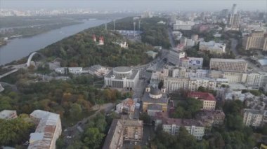 Bu stok görüntüler Ukrayna, Kyiv 'in 8K çözünürlükteki hava görüntüsünü gösteriyor.