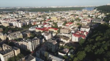Bu stok görüntüler Ukrayna, Kyiv 'in 8K çözünürlükteki hava görüntüsünü gösteriyor.