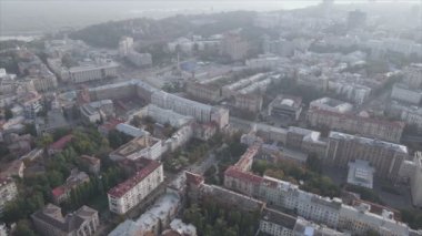 Bu stok görüntüler Ukrayna, Kyiv 'in 8K çözünürlükteki hava görüntüsünü gösteriyor.