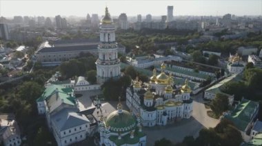 Bu stok görüntüler Ukrayna, Kyiv 'in 8K çözünürlükteki hava görüntüsünü gösteriyor.