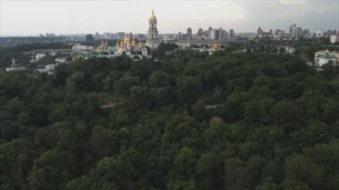 Bu stok görüntüler Ukrayna, Kyiv 'in 8K çözünürlükteki hava görüntüsünü gösteriyor.