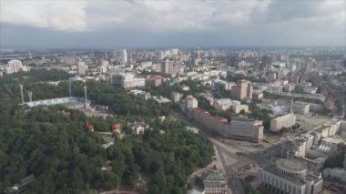 Bu stok görüntüler Ukrayna, Kyiv 'in 8K çözünürlükteki hava görüntüsünü gösteriyor.