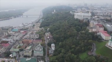 Bu stok görüntüler Ukrayna, Kyiv 'in 8K çözünürlükteki hava görüntüsünü gösteriyor.