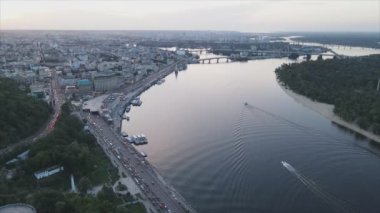Bu stok görüntüler Ukrayna, Kyiv 'in 8K çözünürlükteki hava görüntüsünü gösteriyor.