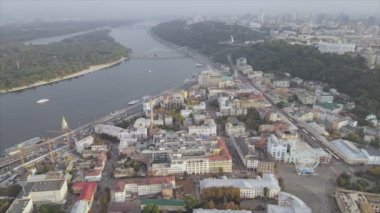 Bu stok görüntüler Ukrayna, Kyiv 'in 8K çözünürlükteki hava görüntüsünü gösteriyor.