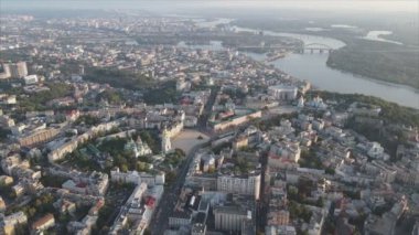 Bu stok görüntüler Ukrayna, Kyiv 'in 8K çözünürlükteki hava görüntüsünü gösteriyor.
