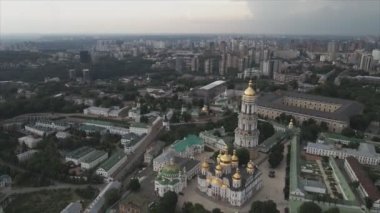 Bu stok görüntüler Ukrayna, Kyiv 'in 8K çözünürlükteki hava görüntüsünü gösteriyor.