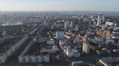 Bu stok görüntüler Ukrayna, Kyiv 'in 8K çözünürlükteki hava görüntüsünü gösteriyor.