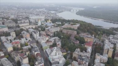 Bu stok görüntüler Ukrayna, Kyiv 'in 8K çözünürlükteki hava görüntüsünü gösteriyor.