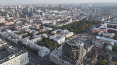 Bu stok görüntüler Ukrayna, Kyiv 'in 8K çözünürlükteki hava görüntüsünü gösteriyor.