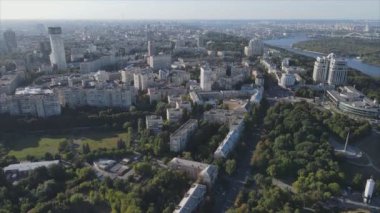 Bu stok görüntüler Ukrayna, Kyiv 'in 8K çözünürlükteki hava görüntüsünü gösteriyor.