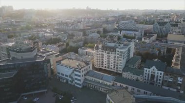 Bu stok görüntüler Ukrayna, Kyiv 'in 8K çözünürlükteki hava görüntüsünü gösteriyor.