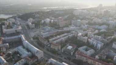 Bu stok görüntüler Ukrayna, Kyiv 'in 8K çözünürlükteki hava görüntüsünü gösteriyor.
