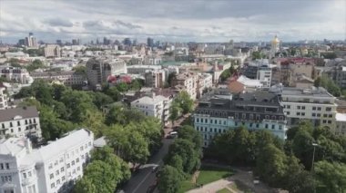 Bu stok görüntüler Ukrayna, Kyiv 'in 8K çözünürlükteki hava görüntüsünü gösteriyor.