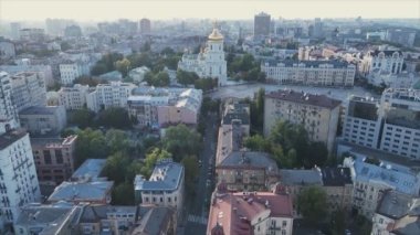 Bu stok görüntüler Ukrayna, Kyiv 'in 8K çözünürlükteki hava görüntüsünü gösteriyor.